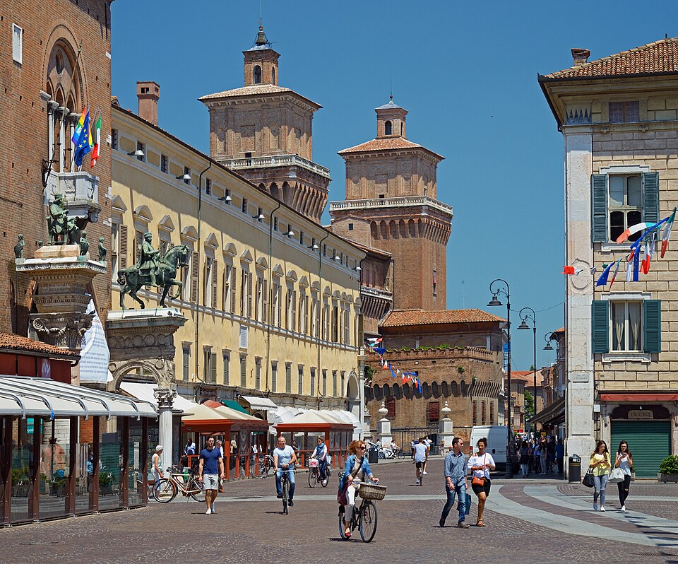 Piazza_della_Cattedrale._Ferrara,_Italy